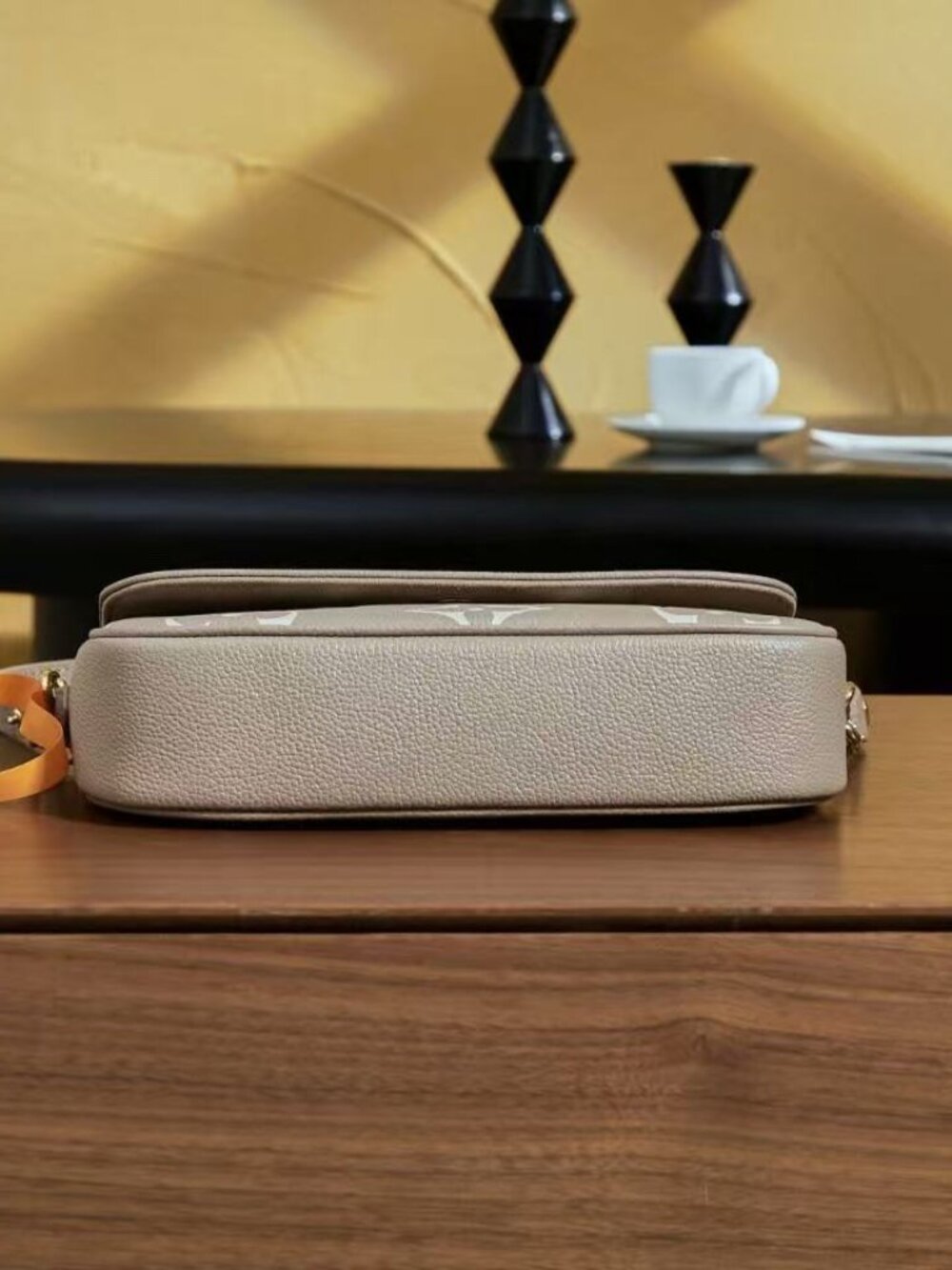 Classic Louis Vuitton Bag: A Stylish and Versatile Choice for Elegance - Picture 3 of 6